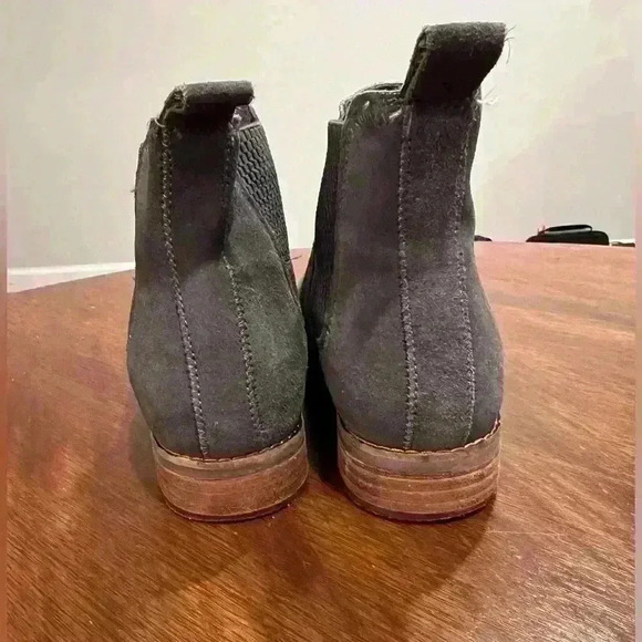 Tom’s women’s 8.5 Chelsea boot in Grey  suede - Picture 2 of 5